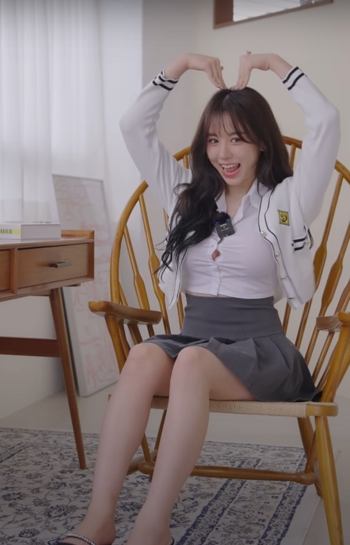 룩북 유튜버 쭈디 Judy 머리위로 하트