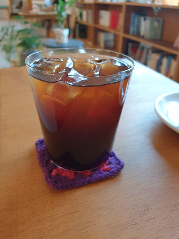 얼음이 담긴 아이스 아에리카노. 컵 받침이 깜찍하다.