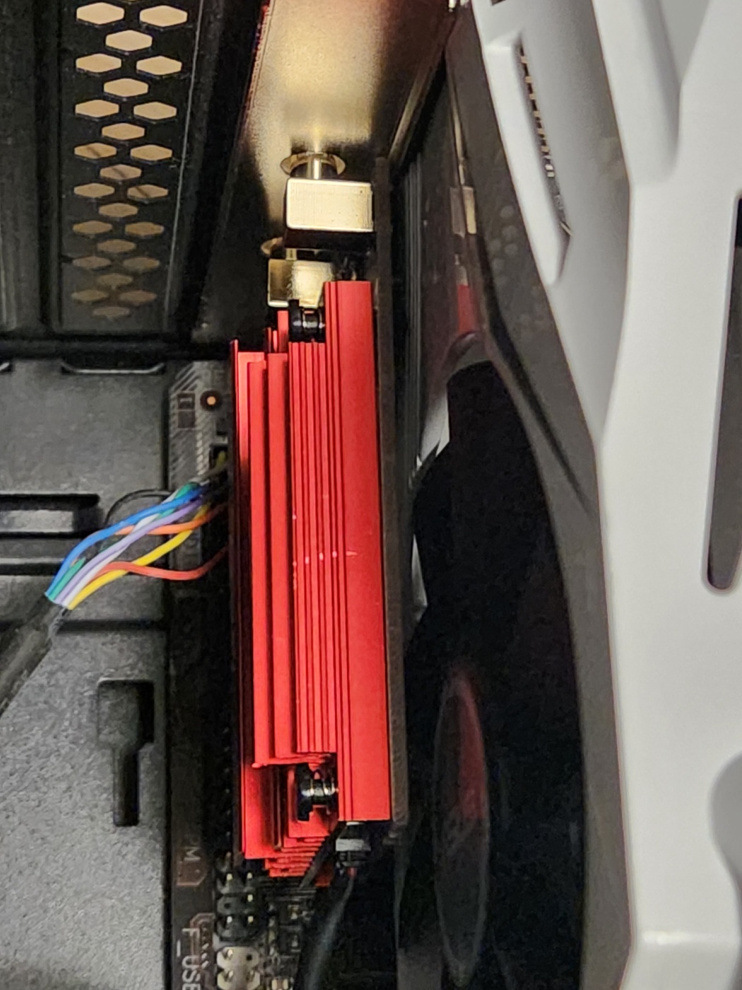 그래픽카드와 유격이 일어날수 있습니다.