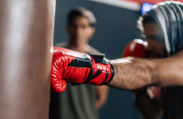 샌드백을 치는 남성