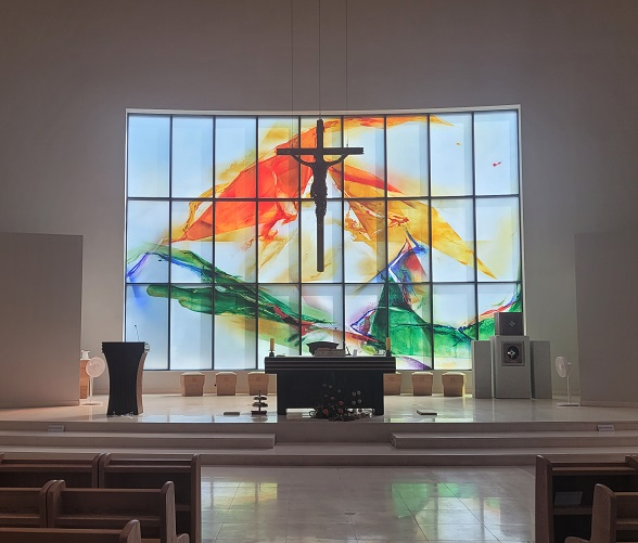용인 신봉동성당 십자고상, 제대, 제단, 스테인드글라스