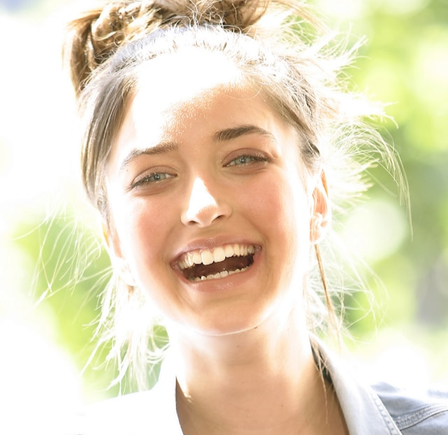 자신감을 회복하며 웃는 여성의 이미지