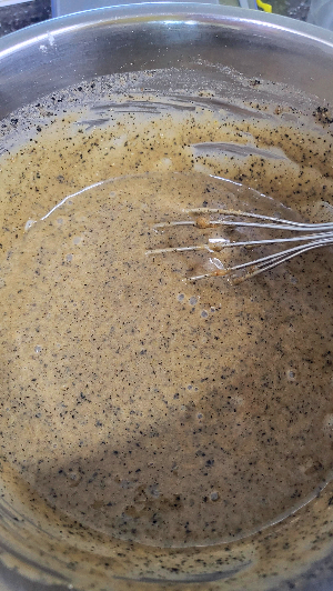 잘 섞인 흑임자 컵케익 반죽