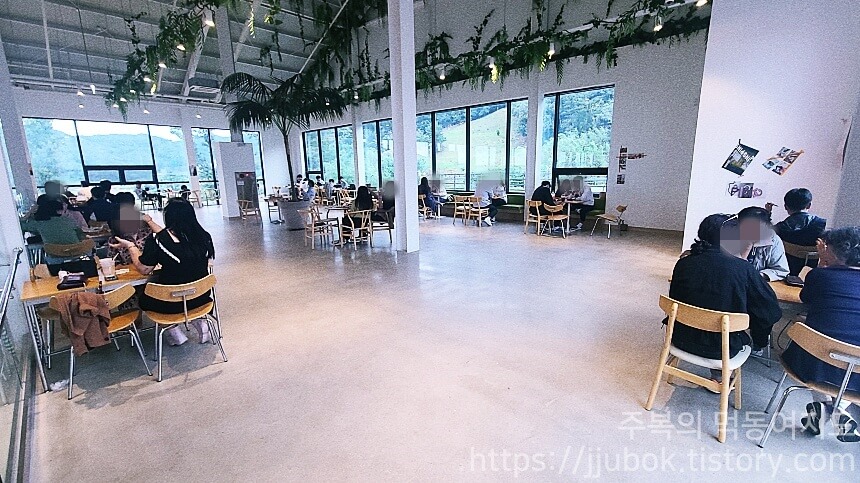 핀스커피-2층-분위기-2
