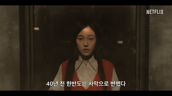 창가에-서있는-소녀