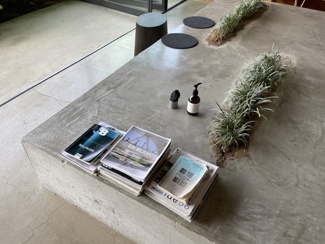 지평집-카페-내부는-과하게-꾸미지-않은-심플함을-느낄수-있습니다