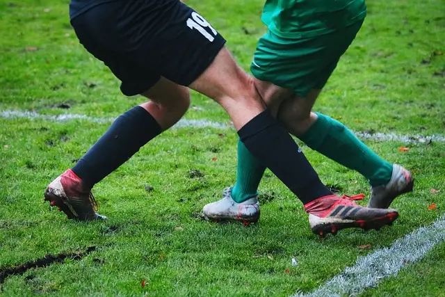 축구하면서 무릎부딛히는 이미지
