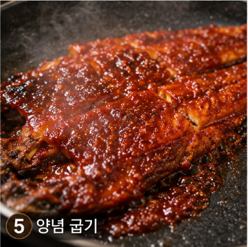 붉은 양념이 보글보글 끓으며 황태에 찰떡처럼 코팅되어 진한 풍미를 내뿜는 순간