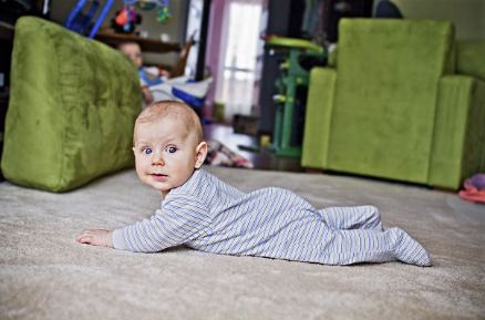 배밀이 하는 아기