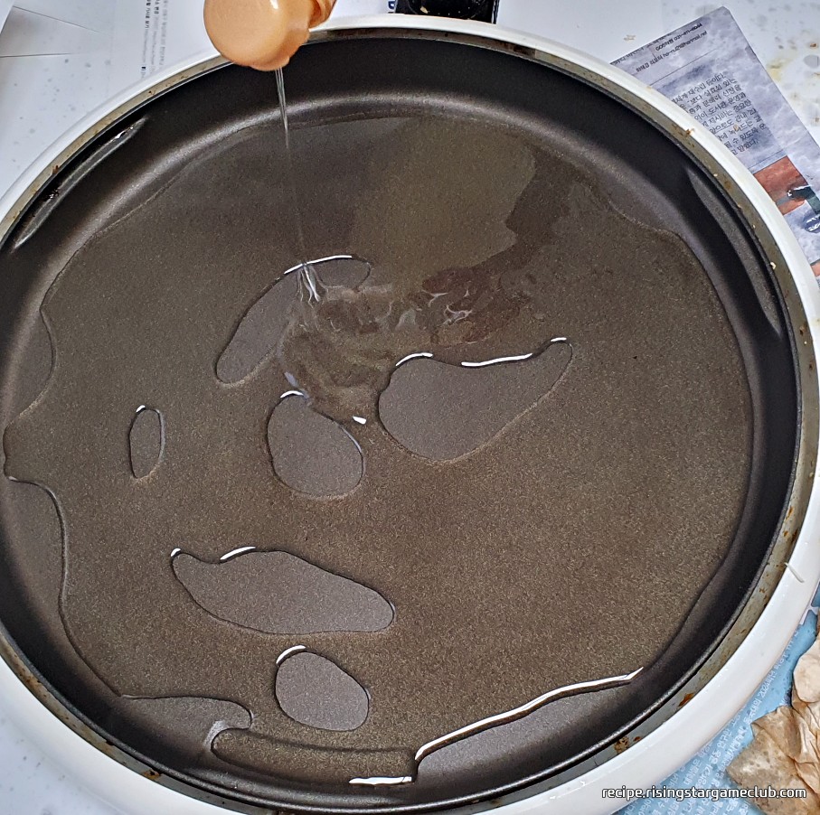 동그랑땡을 부치기 위해 팬에 기름을 두르는 사진