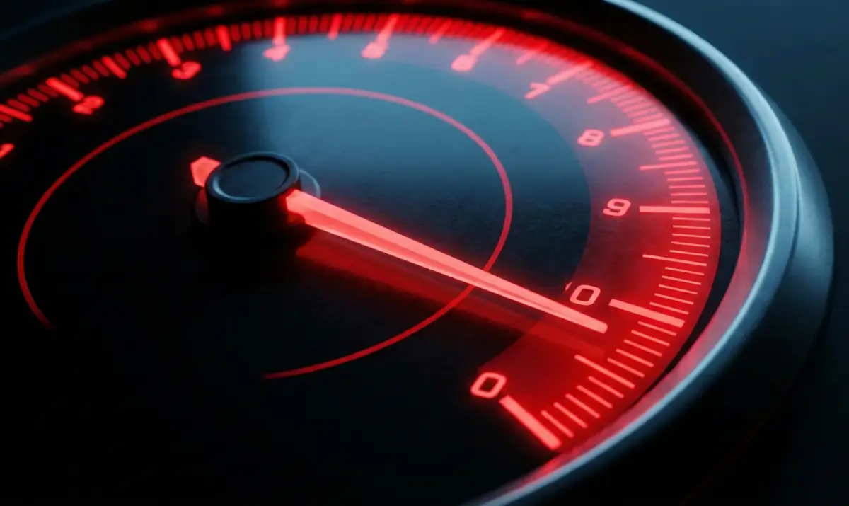 디지털 게이지가 붉은색 한계점에 도달하여 API 할당량 초과를 나타내는 이미지