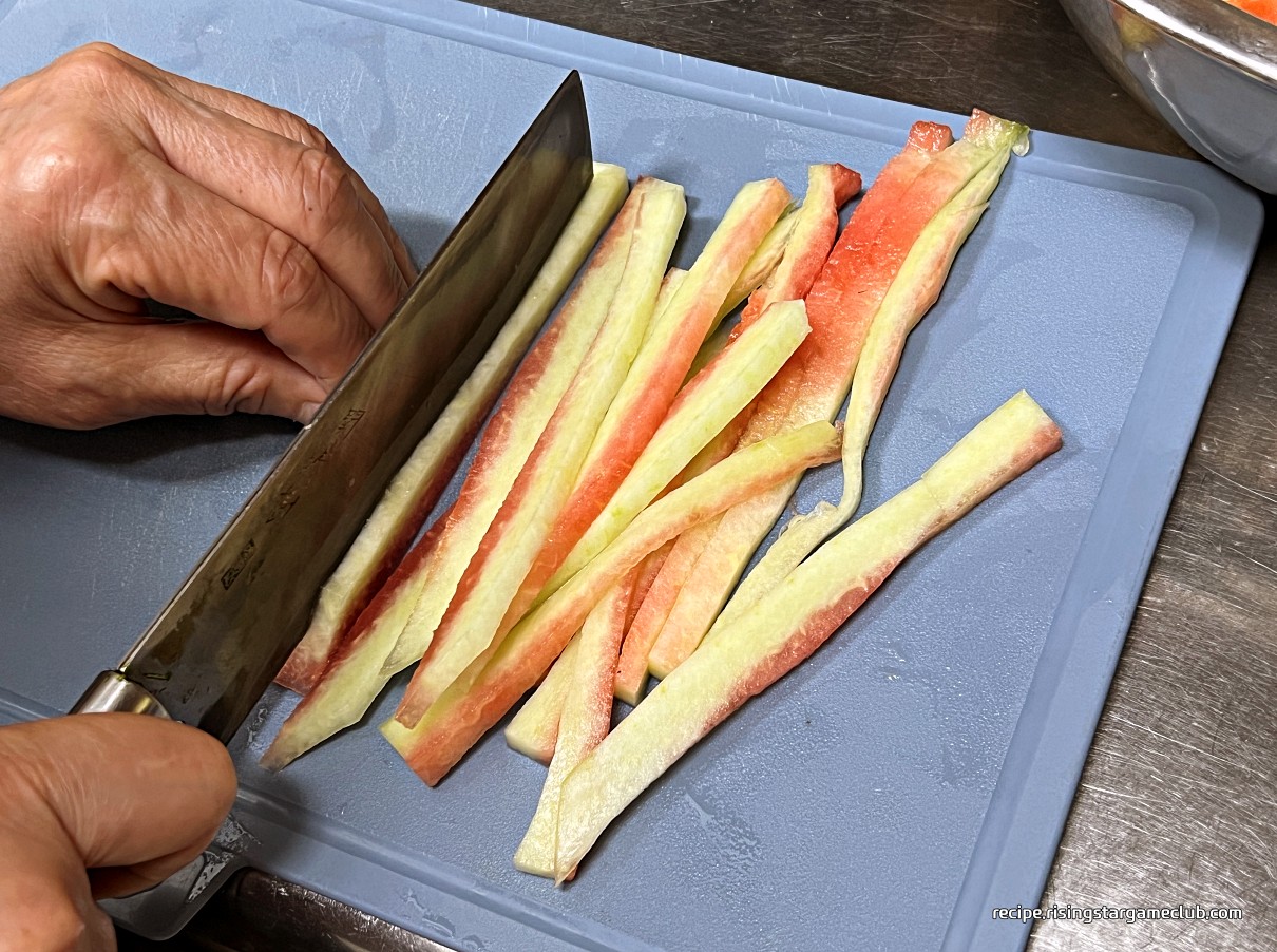 수박껍질(흰살) 무침에 들어갈 흰살을 채로 썰어주는 사진