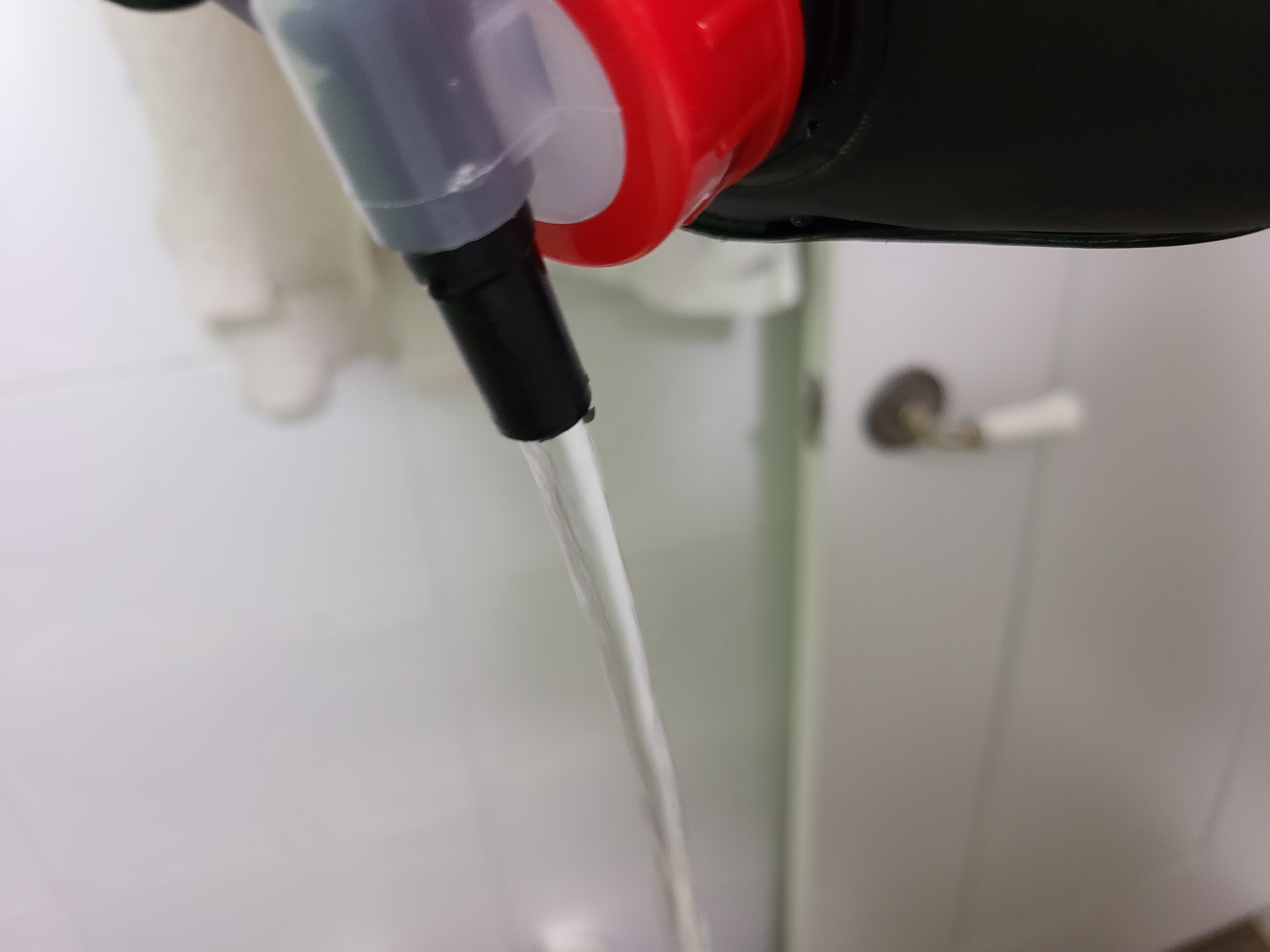 캠핑 샤워백 수도꼭지에서 물이 나오는 모습