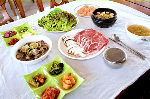 생방송오늘저녁 충남 태안 놀이방, 버섯 따기 체험, 저녁 삼겹살, 양념제육, 송고버섯, 쌈채소, 밥, 국 무한리필, 조식 한식 뷔페 맛집 추천