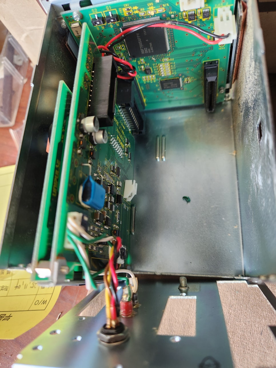 UNPULSE 산업용모니터 TM301 전원회로
레귤레이터 및 주변 콘덴서 교체
신호 증폭부
OP-AMP 및 주변 저항·콘덴서 재구성
기판 리워크
납땜 재정비 및 탄화된 구간 클리닝
출력단 점검
출력 신호 정상화 테스트
종합 테스트
실제 센서 신호 입력 모의시험 진행
수리 결과
전면 표시 정상 복구
토크값 정확하게 측정됨
신호 출력 안정화 확인
연속 런닝 테스트 1시간 이상 문제 없음
➡ 설비에 즉시 재장착 가능 상태로 수리 완료 수리 과정 by 메트영남