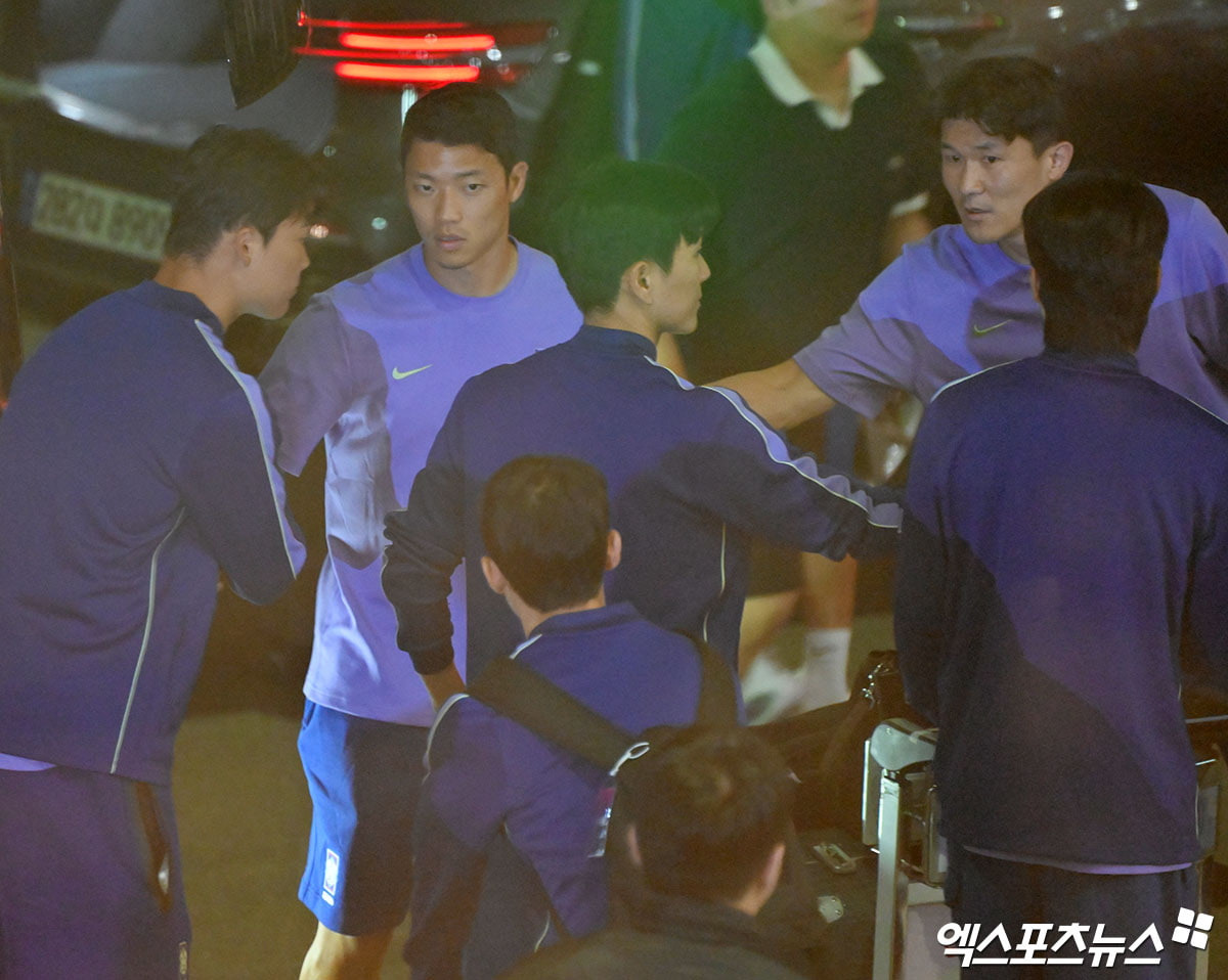 홍명보 감독 귀국, 공항서 '홍명보 나가' 외침…자진사퇴 후 첫 모습