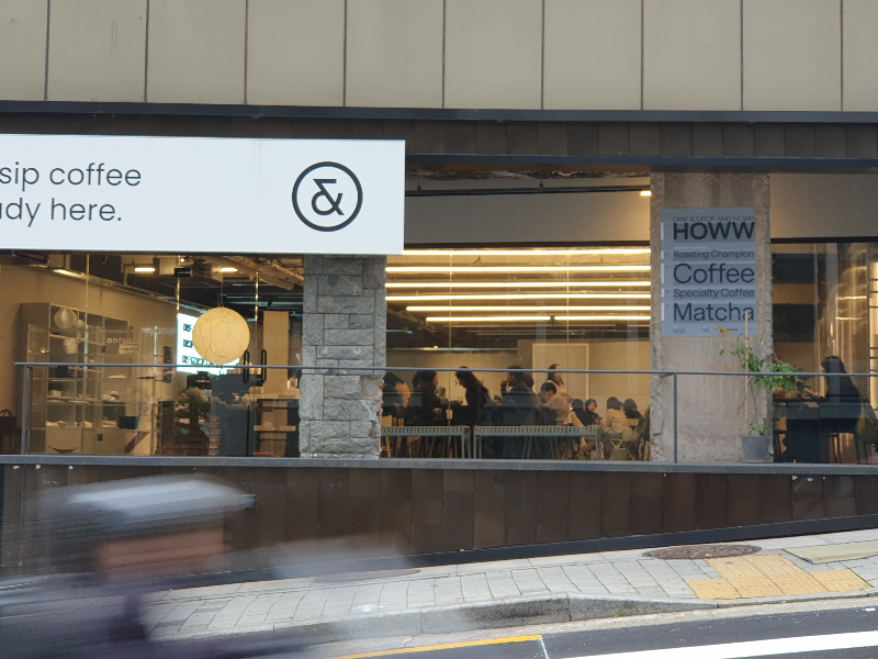 넓은 창에 기둥에 HOWW라고 쓰여 있는 팻말이 이곳이 호우커피 팝업임을 알려준다.