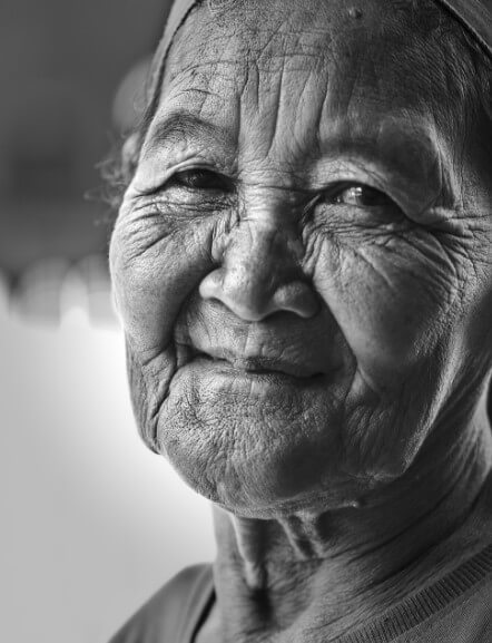 정면을 바라보며 웃고 있는 할머니