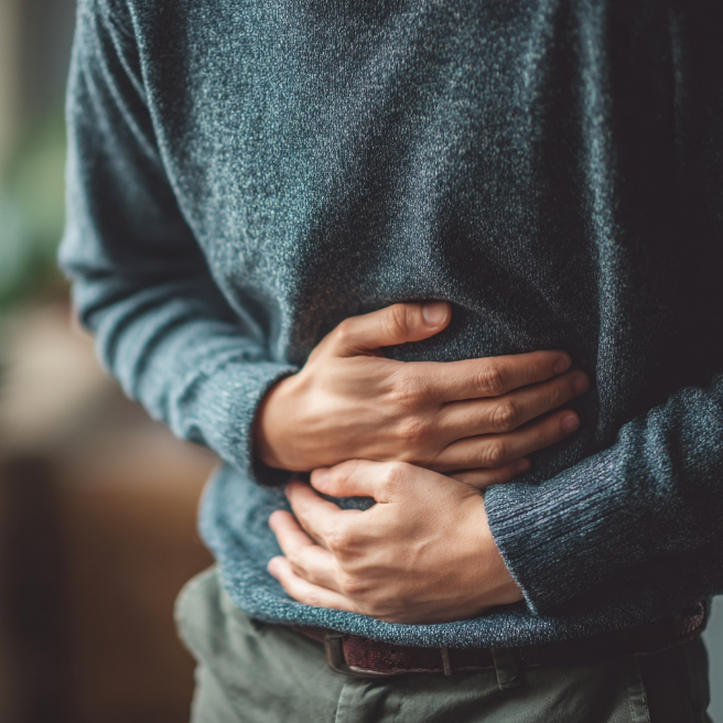 속이쓰려 배를 움켜쥔 모습