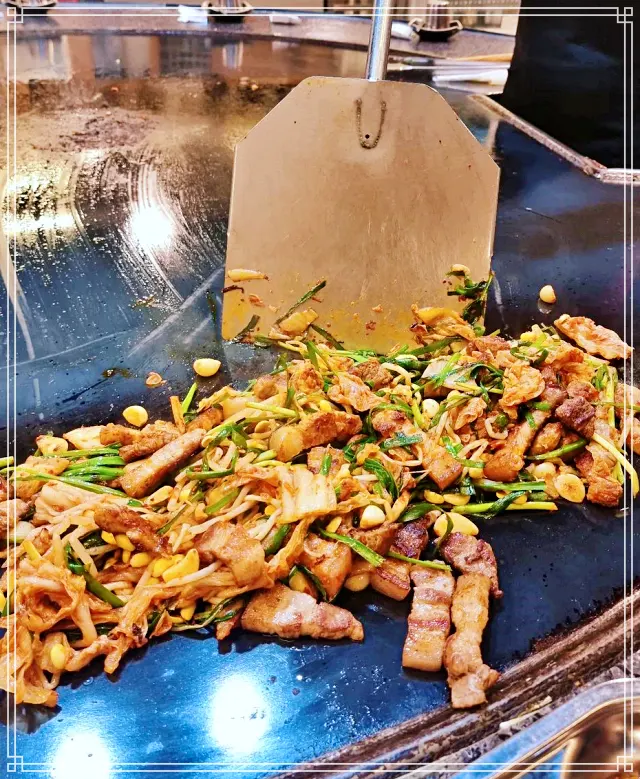 생방송투데이 고양 일산 동구 대형 철판 흑돼지 삼겹살, 묵은지 구이 맛집