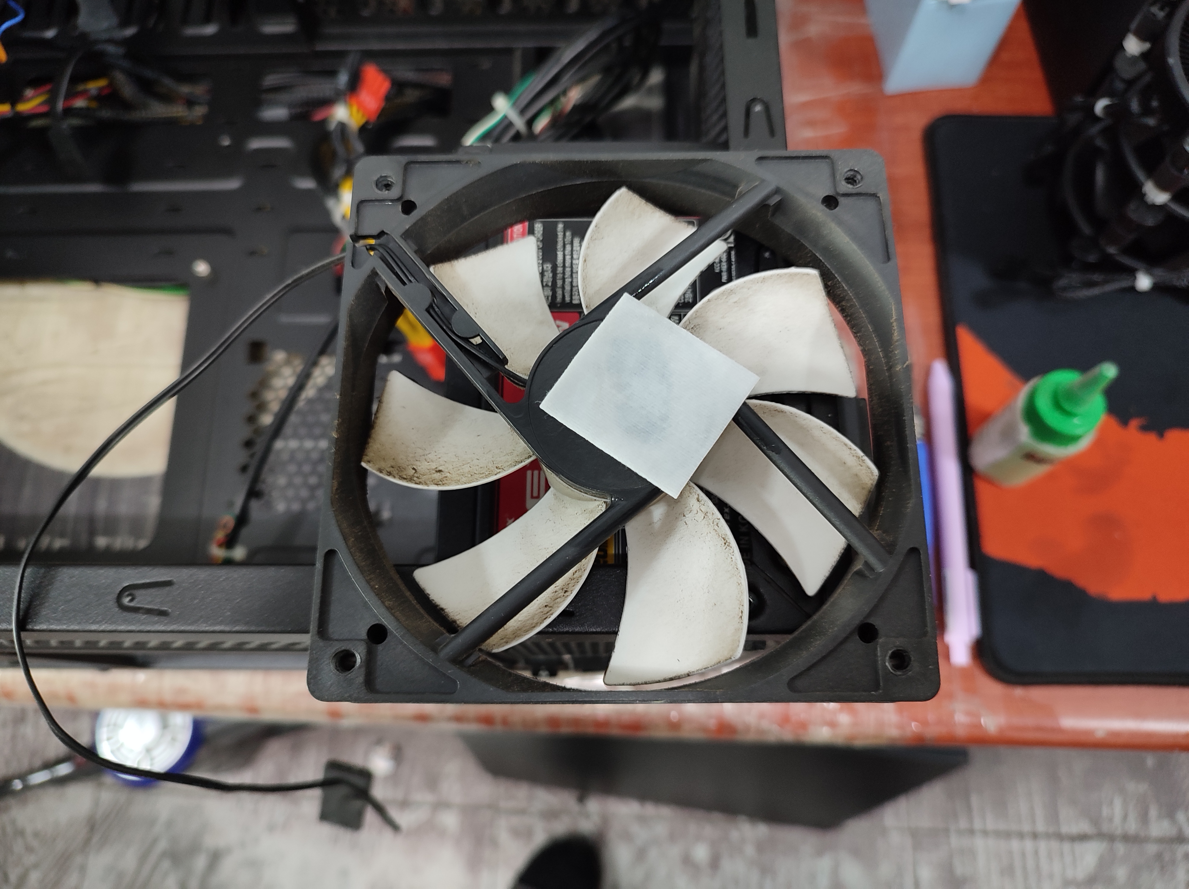 알콤솜으로 기름을 제거하고 있습니다.