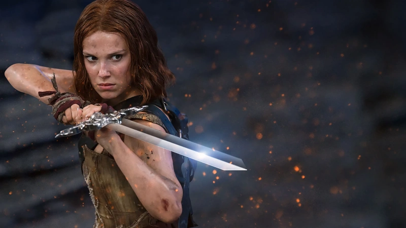 넷플릭스 댐즐에서 칼을 들고 공격 자세를 취하고 있는 밀리 바비 브라운