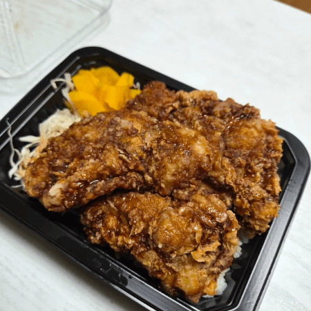 뚜껑 열린 치킨 도시락