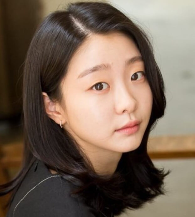 검정색옷을입고있는-여성의모습