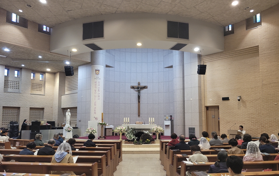 대전 탄방동성당 대성전 제대, 제단, 십자고상, 감실 사진