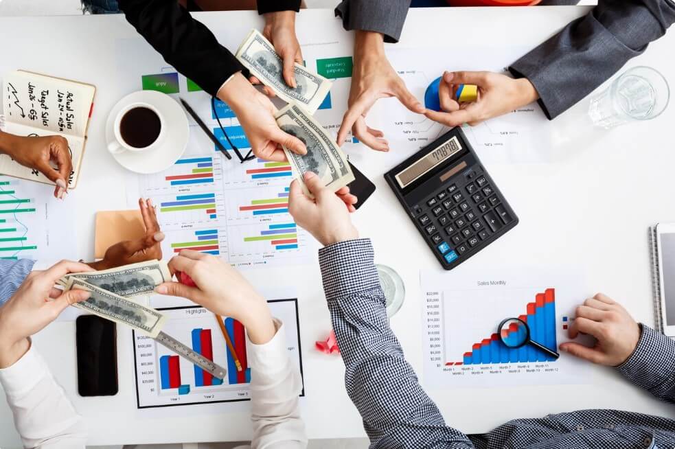 사무실에서 회의 중인 모습