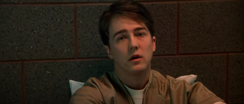 붉은조명아래에앉아있는아론