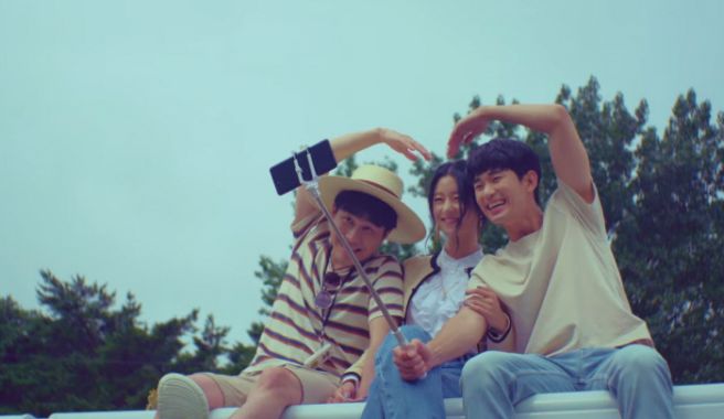 주인공인 세명의 배우들이 셀카를 찍는 모습