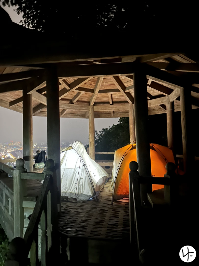 평상-위-설치된-두-개의-텐트들