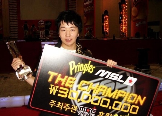 우승-직후-포즈를-취하는-마재윤