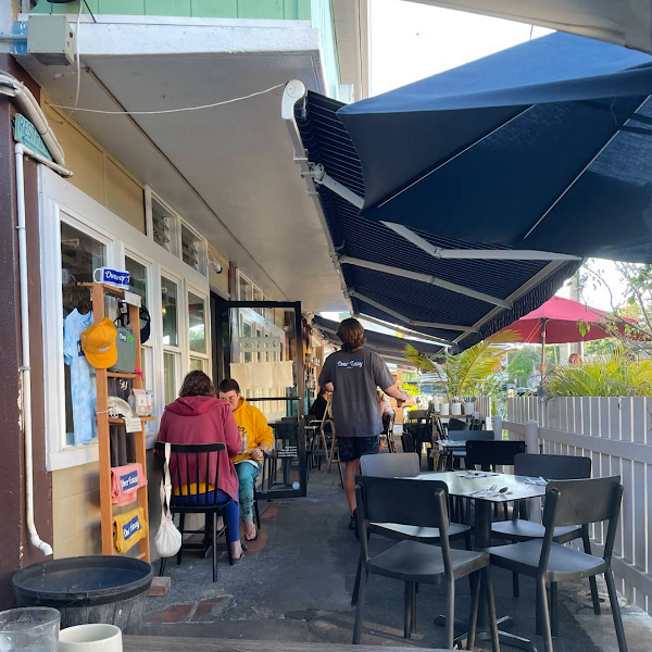 오버이지-야외테이블-모습-사진