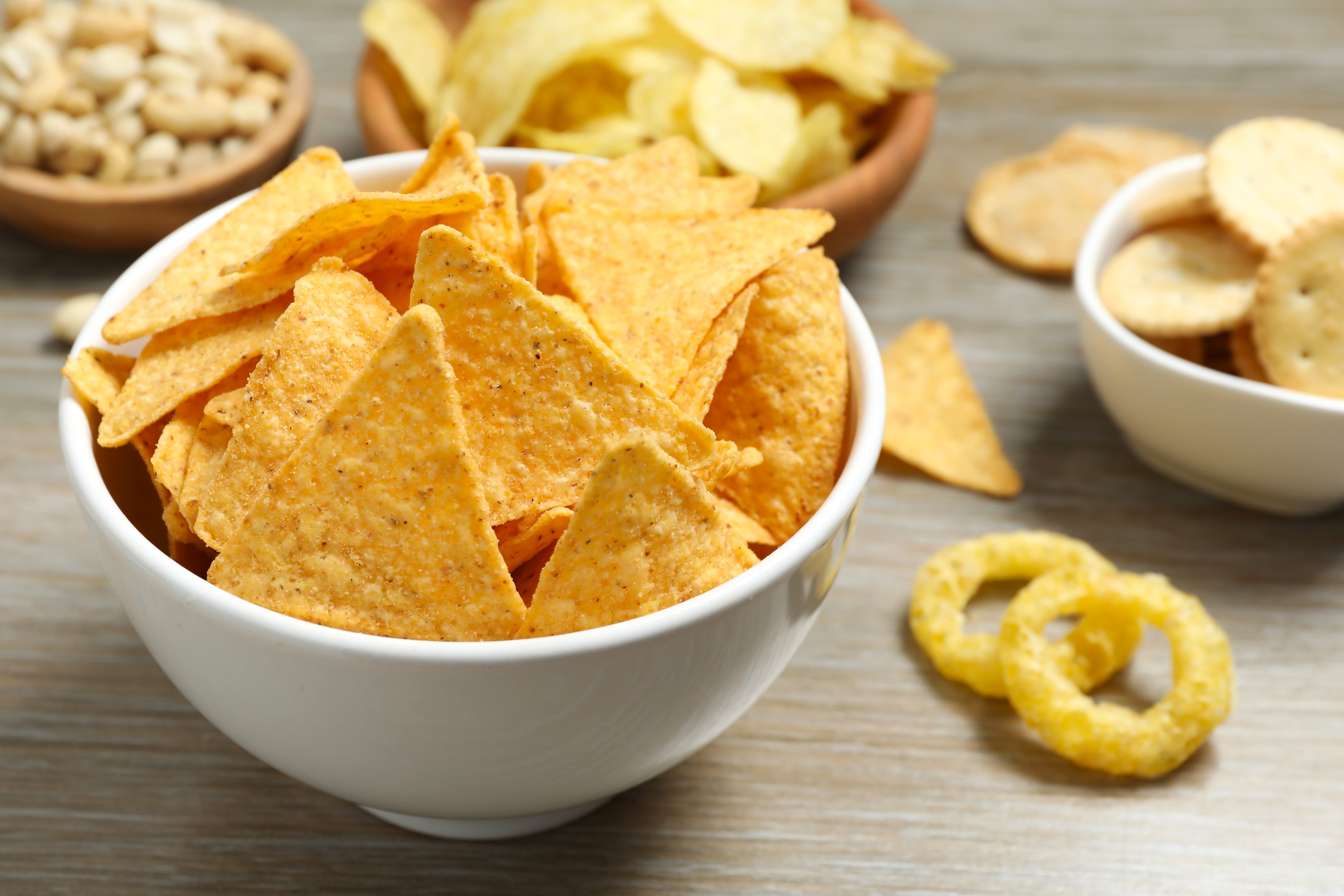 다양한 종류의 과자와 스낵이 그릇에 담겨 있는 모습