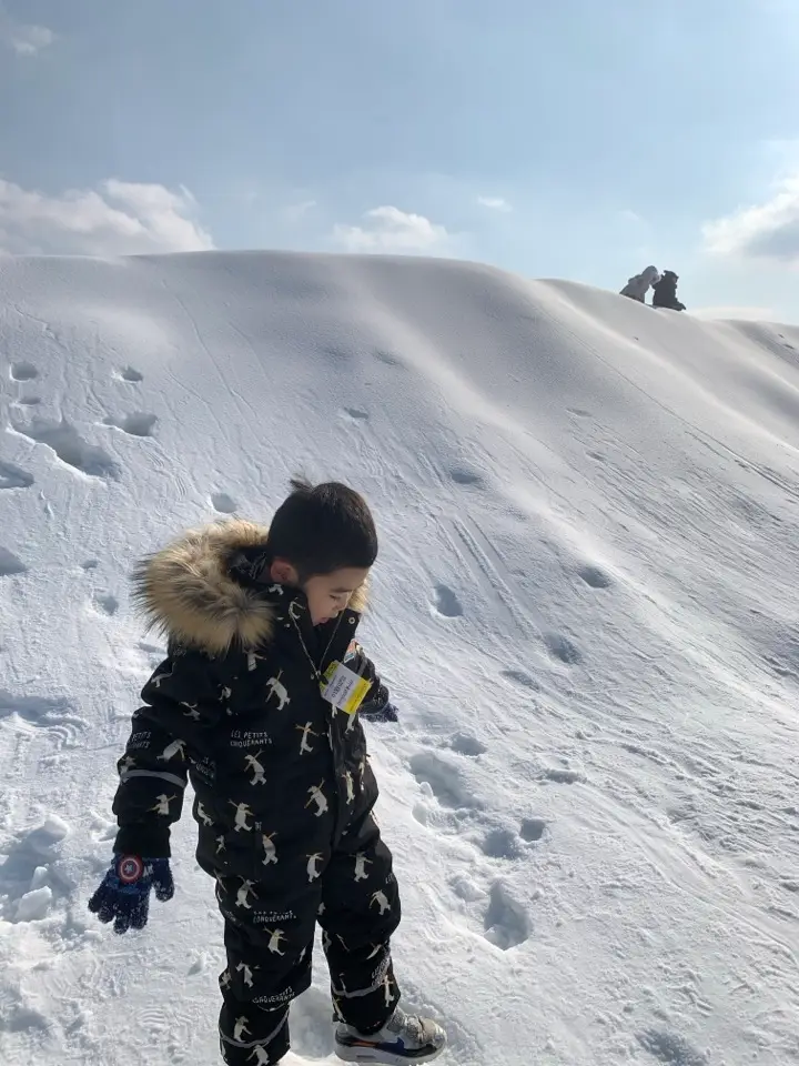 눈밭에서-노는-스키복-입은-남자-아이