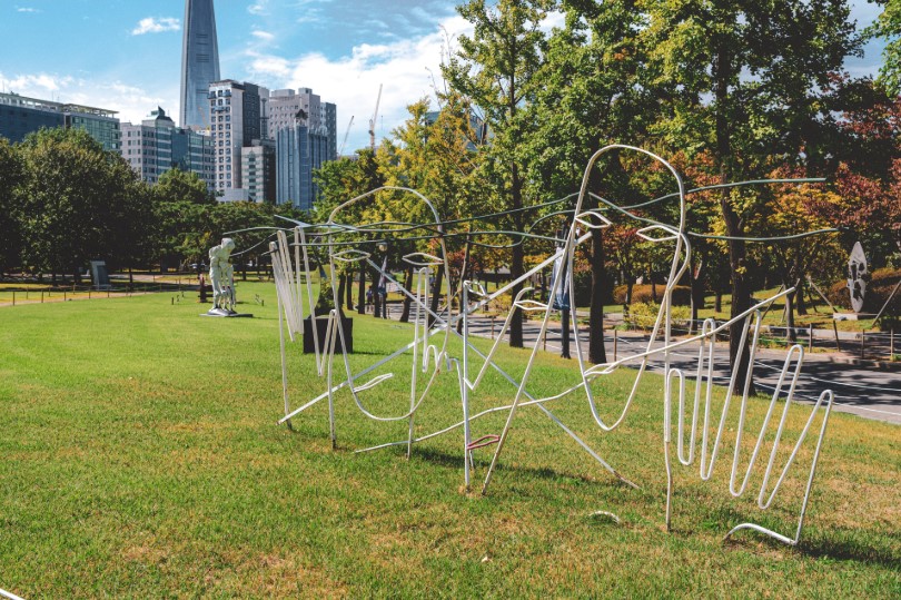 올림픽공원 레드존 내에 설치된 조각 작품