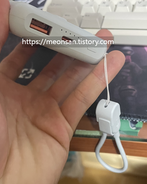[2026 리뷰] 드리온 맥세이프 보조배터리 D-MAG-10000 제품 하단 부 USB 삽입 부 및 전원 버튼