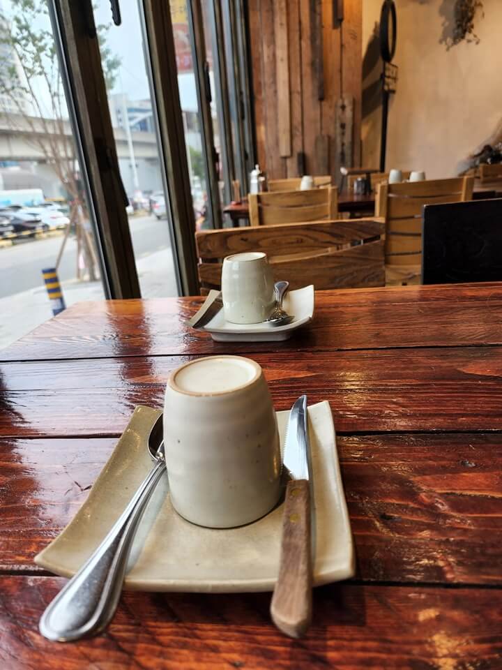 테이블 위의 스푼과 나이프&amp;#44; 포크