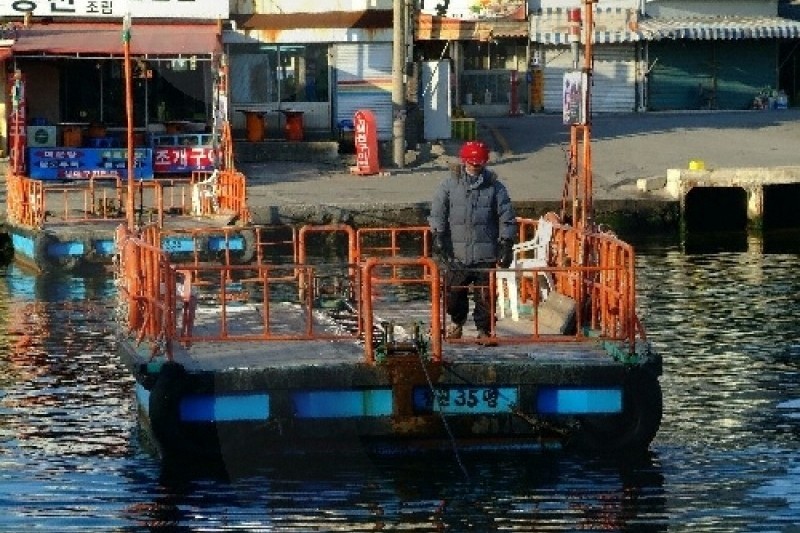 배를타고 있는 노인