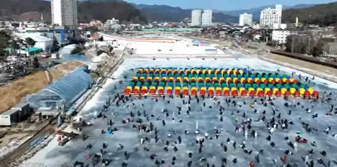 겨울방학 국내 여행지-
넓은 흰 얼음판 위 빨강,노랑,초록 줄지어진 텐트와 주위로 여기저기 흩어져 고기를 잡는 사람들