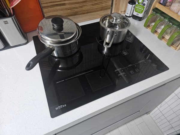 냄비가 올라가있는 하츠 인덕션