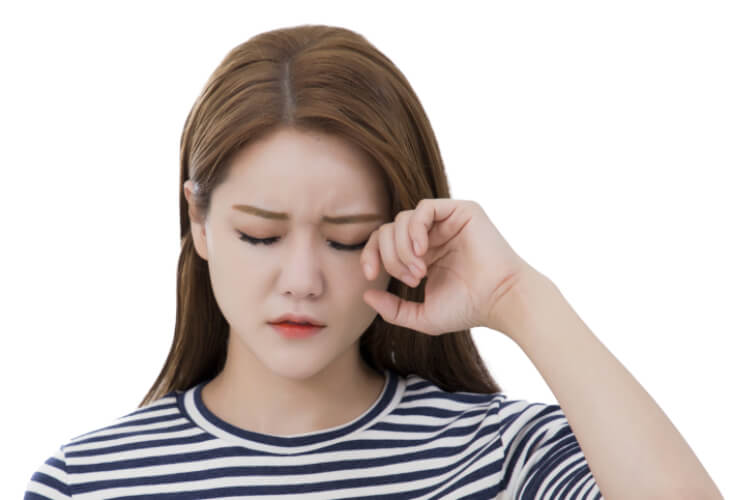 눈밑-떨림-증상이-나타난-여성