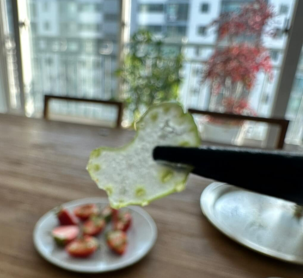 딸기 샐러드 만들 때 셀러리 두께는 살짝 비칠 정도여야 한다.