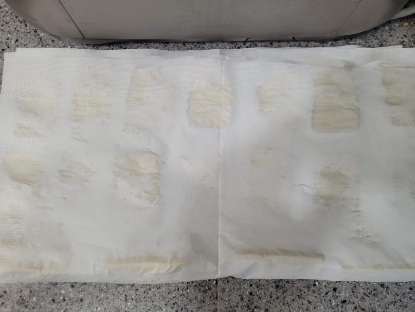 두부를 해동지로 덮어 물끼를 제거하는 모습