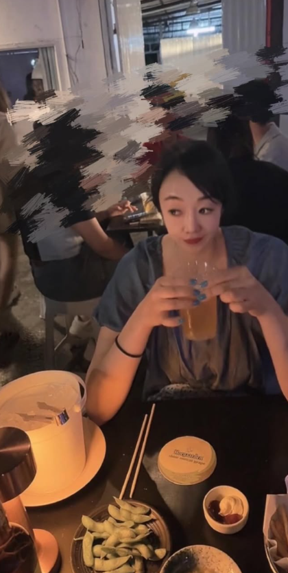 밤에 치앙마이 바에서 맥주를 즐기는 내 사진. 맥주랑 안주를 맛있게 먹고 있다.