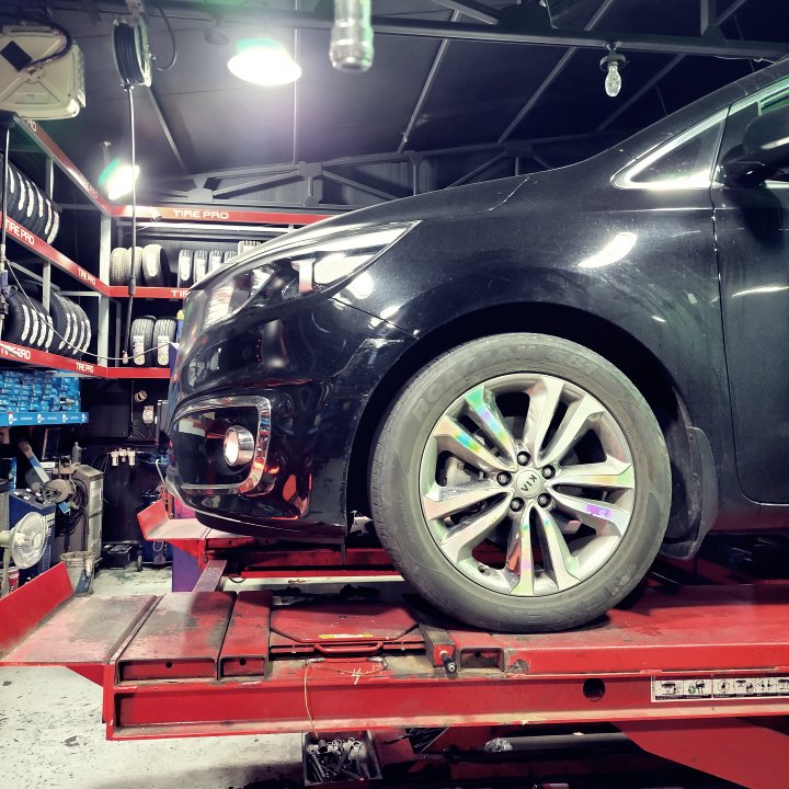 올뉴카니발 앞 바퀴 사진