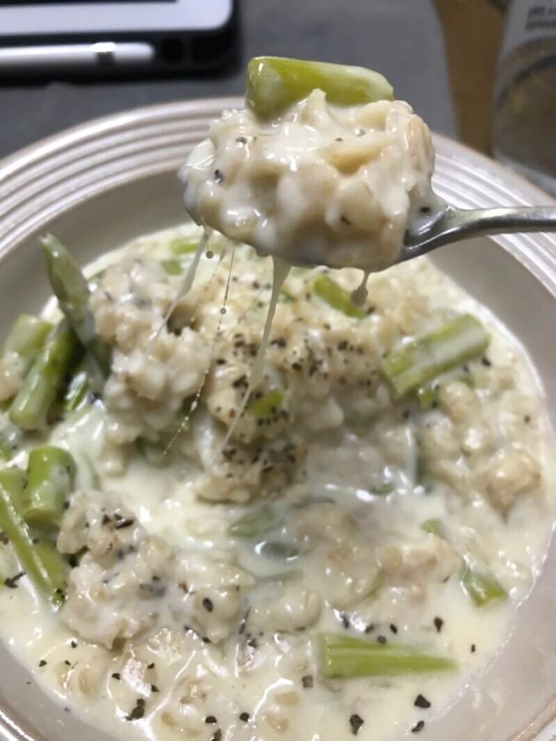 리조또를 완성해서 숟가락으로 한 수저 떴을 때 치즈가 늘어나는 모습