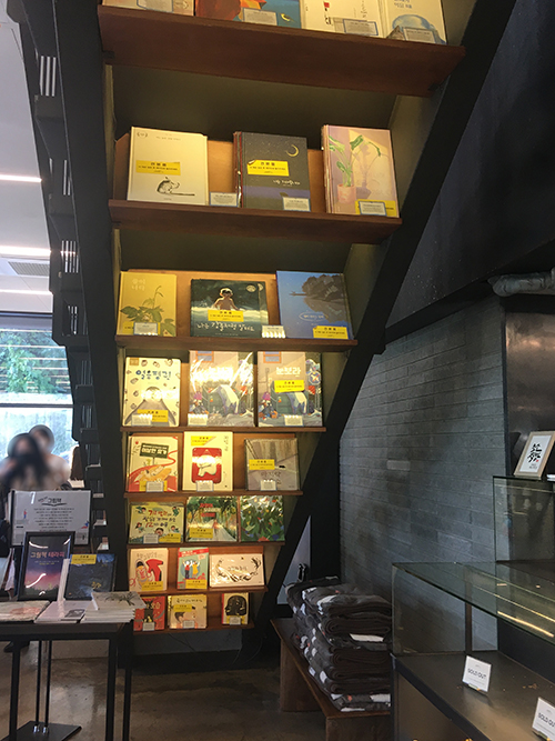 계단-뒤-그림책들